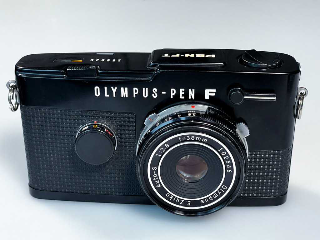 Olympus Pen FT Kamera, Frontansicht
