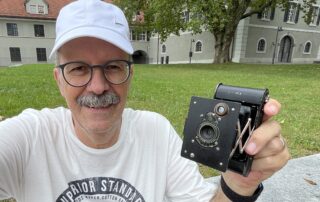 Fotograf mit der Vest Pocket Autographic Kodak in der Hand