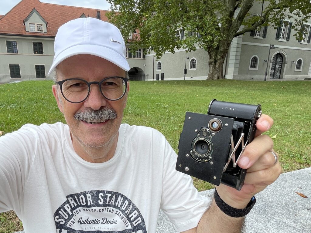 Fotograf mit der Vest Pocket Autographic Kodak in der Hand