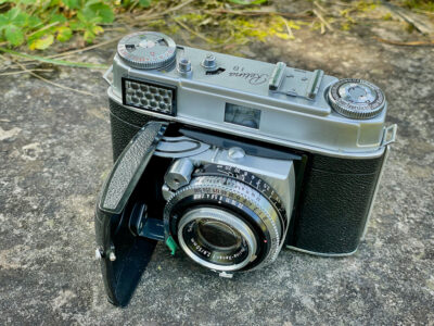 Die Sucherkamera Kodak Retina IB von schräg vorne fotografiert