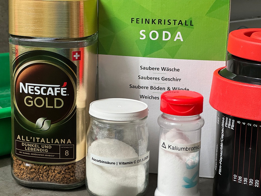 Die Zutaten für Caffenol Filmentwickler: Instant-Kaffee, Waschsoda, Vitamin C und Kaliumbromid