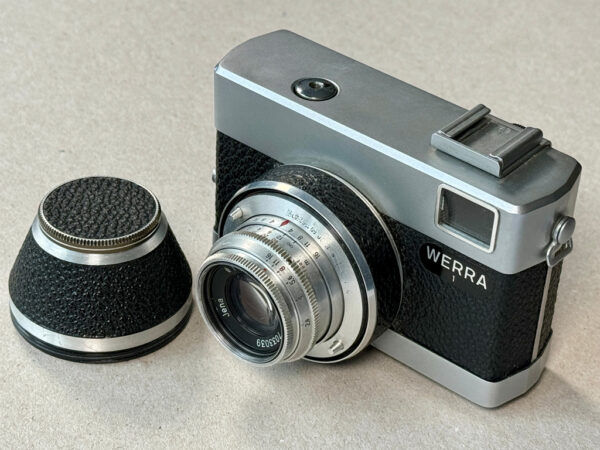 Analoge Kamera WERRA 1a mit abgenommenem Objektivdeckel